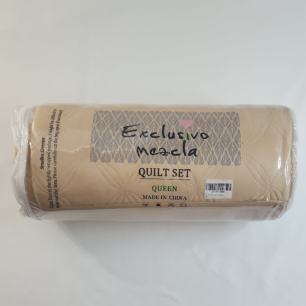 BNIP Exclusivo Meacla Queen Quilt Set Camel